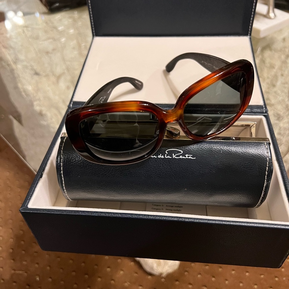 Oscar De la Renta wood frame sunglasses comes storage box & case with brown tint - Picture 2 of 9